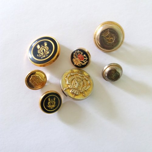 7 boutons en résine doré et noir - entre 14 et 22mm - ancien - 1192mp
