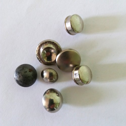 7 boutons en résine et métal argenté - entre 12 et 18mm - ancien - 1190mp