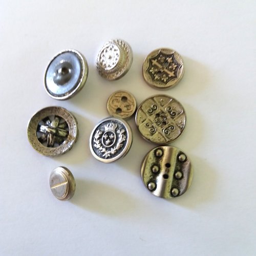 9 boutons en résine et métal argenté - entre 13 et 22mm - ancien - 1209mp