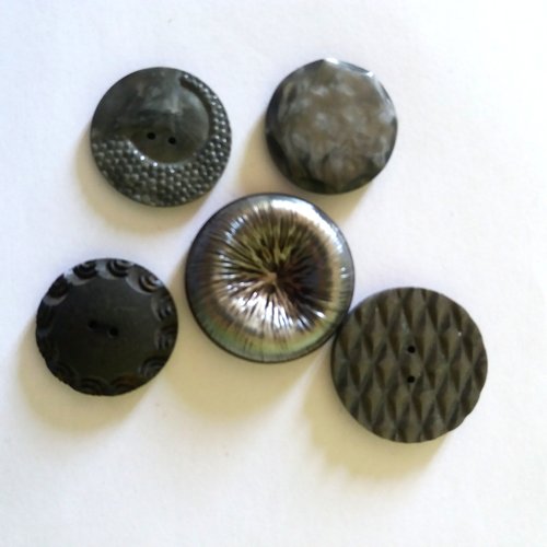 5 boutons en résine gris et marron - entre 26 et 34mm - ancien - 1227mp