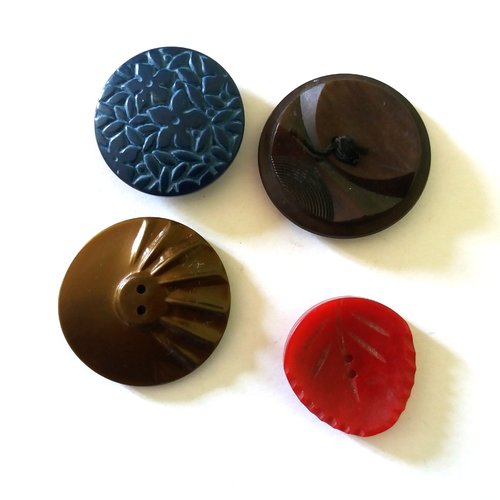 4 boutons en résine marron rouge et bleu - entre 25 et 34mm - ancien - 1261mp