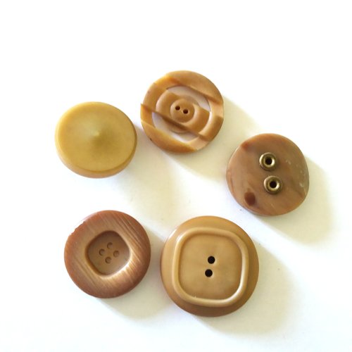 5 boutons en résine beige - entre 27 et 31mm - ancien - 1228mp