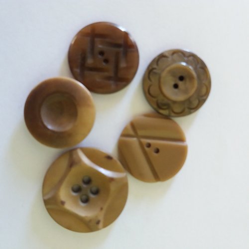 5 boutons en résine beige - entre 25 et 31mm - ancien - 1221mp