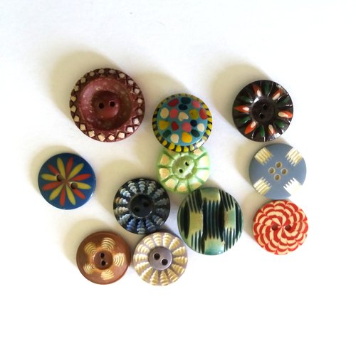11 boutons en résine multicolore - tailles et modèles différents - ancien - 1254mp