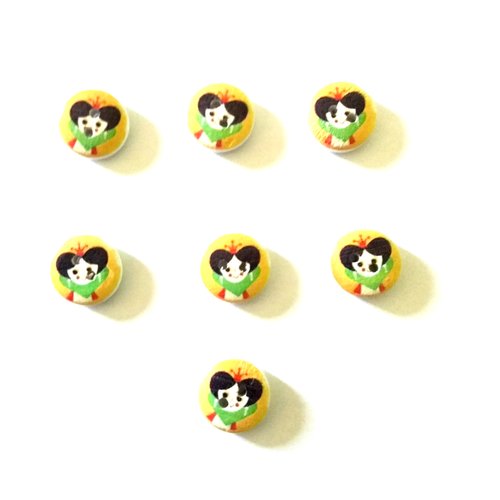 7 boutons fantaisies en bois - tete de petite fille - fond jaune vert et noir - 15mm - bri466