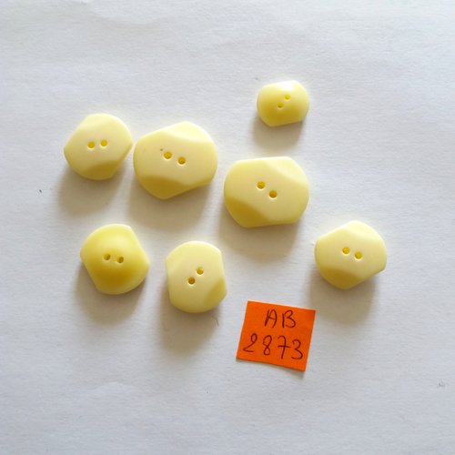7 boutons en résine jaune pale - taille diverse - ab2873