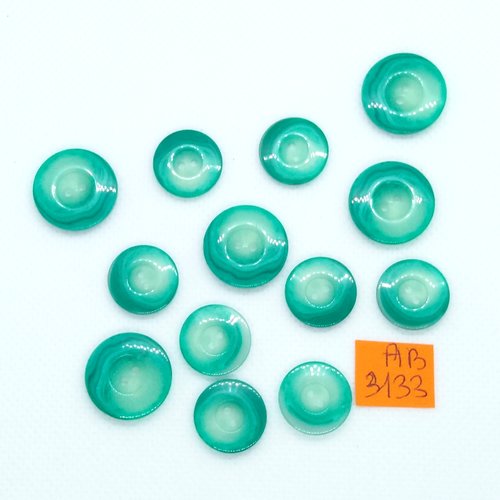 13 boutons en résine vert - taille diverse - ab3133