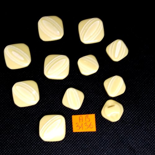 11 boutons en résine beige clair - 20x20mm et 15x15mm - ab3136