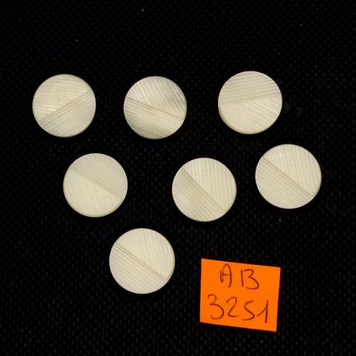 7 boutons en résine crème - 15mm - ab3251
