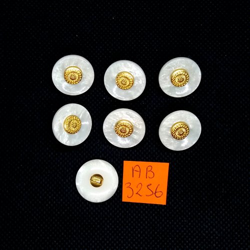 7 boutons en résine crème et doré - 18mm - ab3256