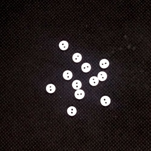 12 boutons en résine blanc - 6mm - bri590