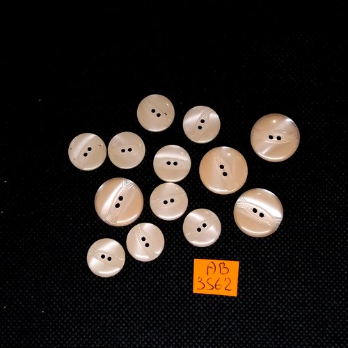 13 boutons en résine rose clair - 18mm et 14mm - ab3562