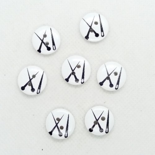 7 boutons en bois fantaisie - aiguille et ciseaux blanc et noir - 15mm - bri600