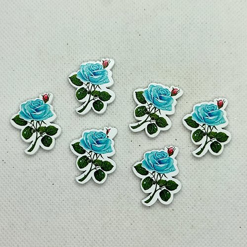 6 boutons en bois fantaisie - une fleur bleu clair et vert - 25x31mm - bri627