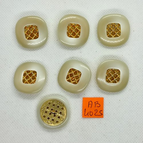 7 boutons en résine beige et métal doré - 26x26mm - ab4025