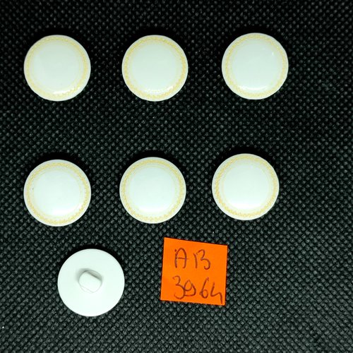7 boutons en résine blanc cassé avec un liserai jaune - 17mm - ab3964