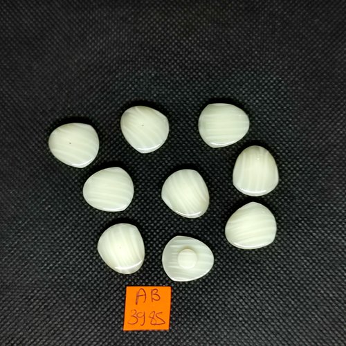 9 boutons en résine ivoire - 16mm - ab3985