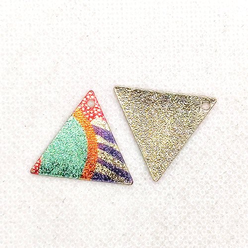 1 breloque triangle ethnique multicolore et doré - métal - 22mm - b306