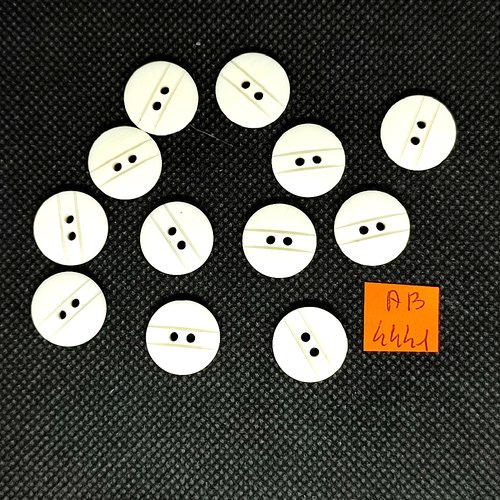 13 boutons en résine ivoire - 15mm - ab4441