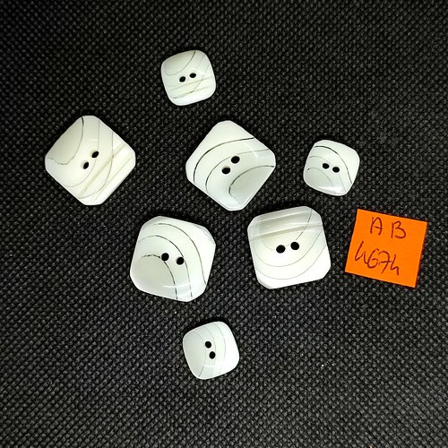 7 boutons en résine blanc et ivoire - 19x19mm et 13x13mm - ab4674