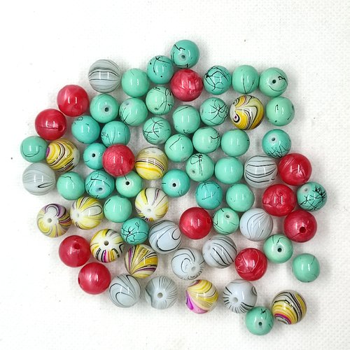 Lot de 67 perles en résine et verre multicolore - 10mm et 12mm