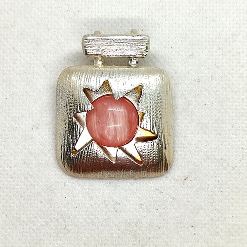 Pendentif en métal argenté et cabochon rose - 42x34mm - 57