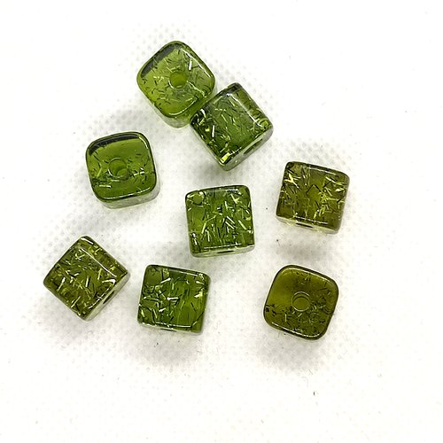 8 perles cube en résine vert - 11x11mm