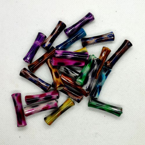 24 perles en résine multicolore (cylindrique) - 34x10mm