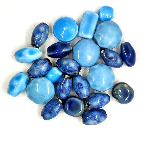 23 perles en céramique bleu clair et bleu/gris - taille diverse
