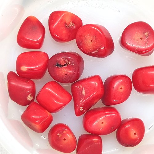16 perles - corail synthétique rouge - taille divers