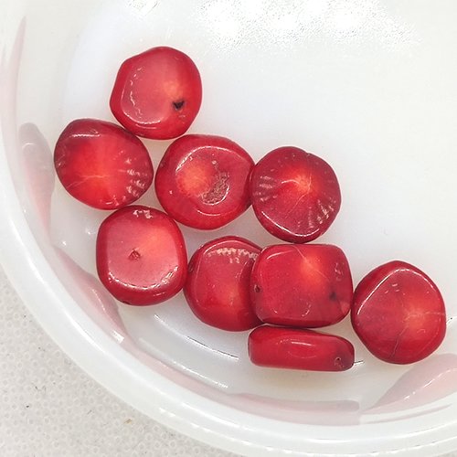 9 perles - corail synthétique rouge - taille divers