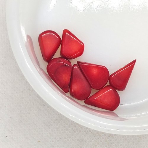 8 perles triangle - corail synthétique rouge - 13x10mm