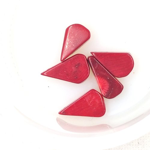 5 perles triangle - corail synthétique rouge - +/- 18x12mm