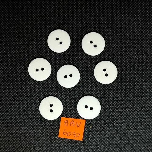 7 boutons en résine blanc cassé - 18mm - abv6030