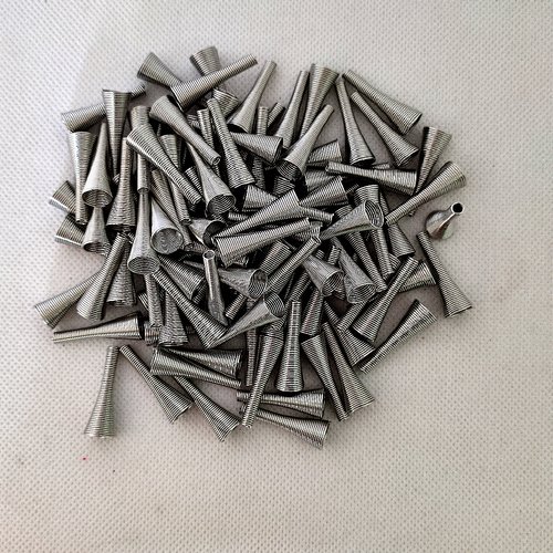 20 breloques en métal argenté - des cônes - 27x14mm