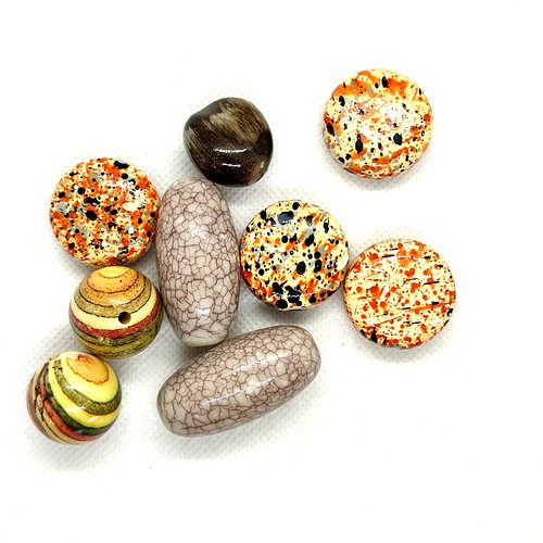 9 perles en résine marron gris multicolore - tille diverse - 2