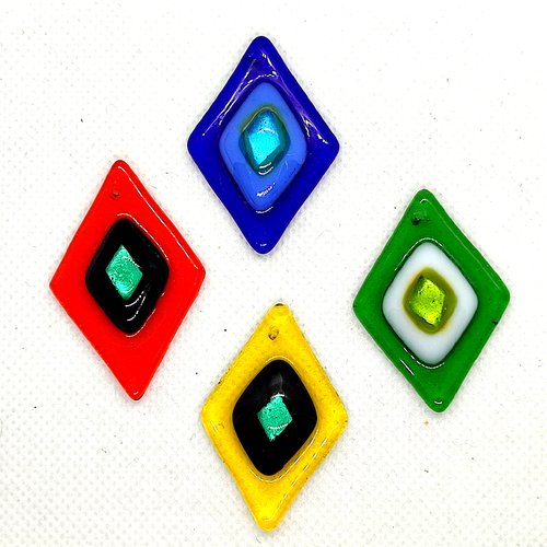 4 pendentifs en verre - vert - bleu - rouge et jaune - 40x27mm - s-