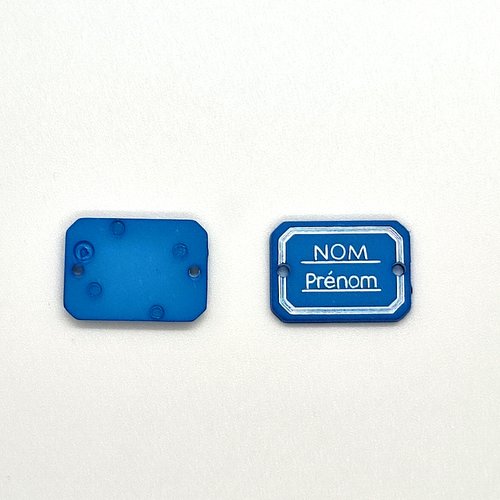 2 boutons en résine fantaisie bleu clair et blanc - nom prénom - 20x14mm - bri484