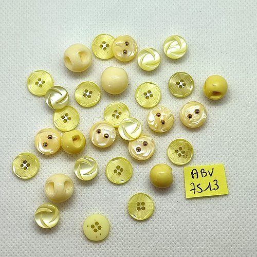 30 boutons en résine jaune - entre 10mm et 12mm - abv7513