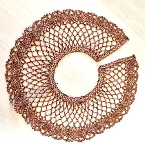 Col en dentelle brodé au crochet - vintage couleur cuivre - hauteur 10cm