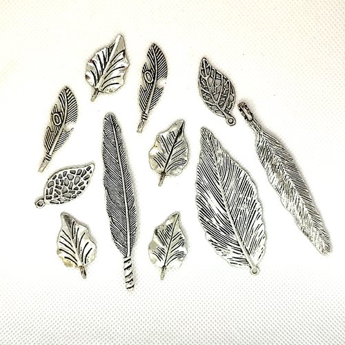 11 breloques / pendentifs en métal argenté - des feuilles - tailles diverses - 13