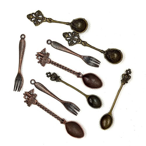 9 breloques en métal bronze et cuivre - 3 fourchettes et 6 cuillières - 55mm et 70mm - 19