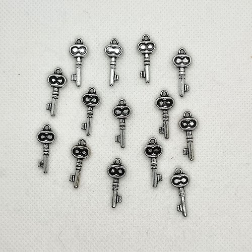 14 breloques en métal argenté - clefs - 9x22mm - 48