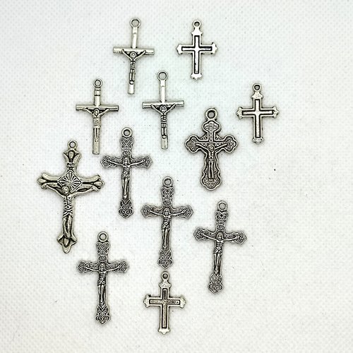 12 breloques en métal argenté - des croix - taille et modèle différent - 50-15