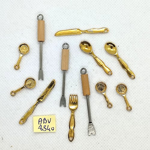 12 breloques en métal doré et argenté - cuillère fourchette et couteaux - tailles diverses - abv8340