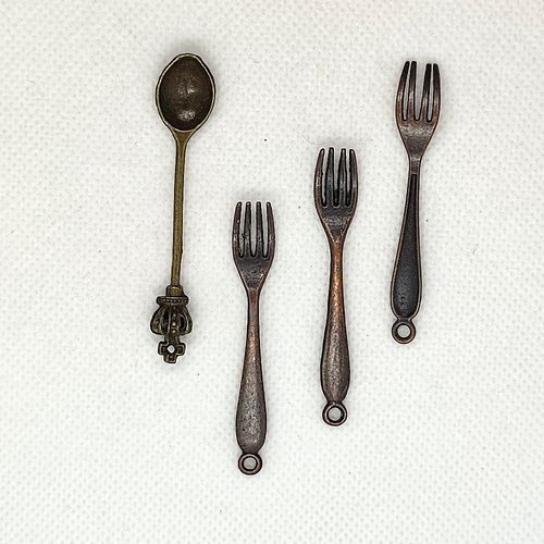 4 breloque / pendentif en métal bronze - fourchette et cuillère - 11x59mm et 9x54mm - 76