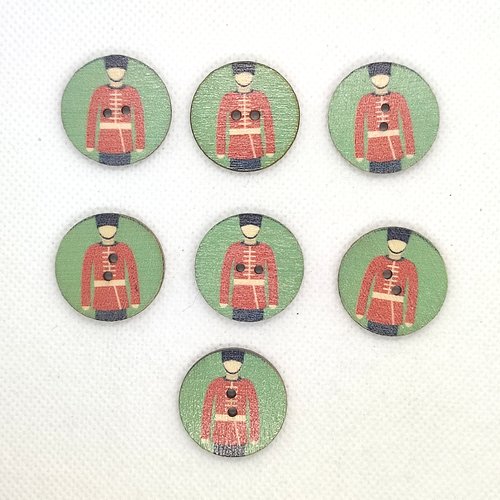 7 boutons fantaisie en bois - soldat - rouge et écru sur fond vert - 25mm