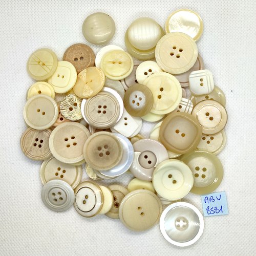 61 boutons en résine blanc cassé / beige - taille diverse - abv8581