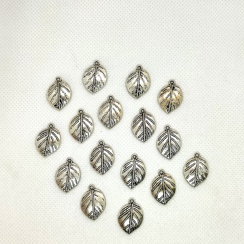16 breloques en métal argenté - feuilles - 14x17mm - 107