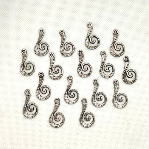 16 breloques en métal argenté - note de musique -  18x26mm - 108